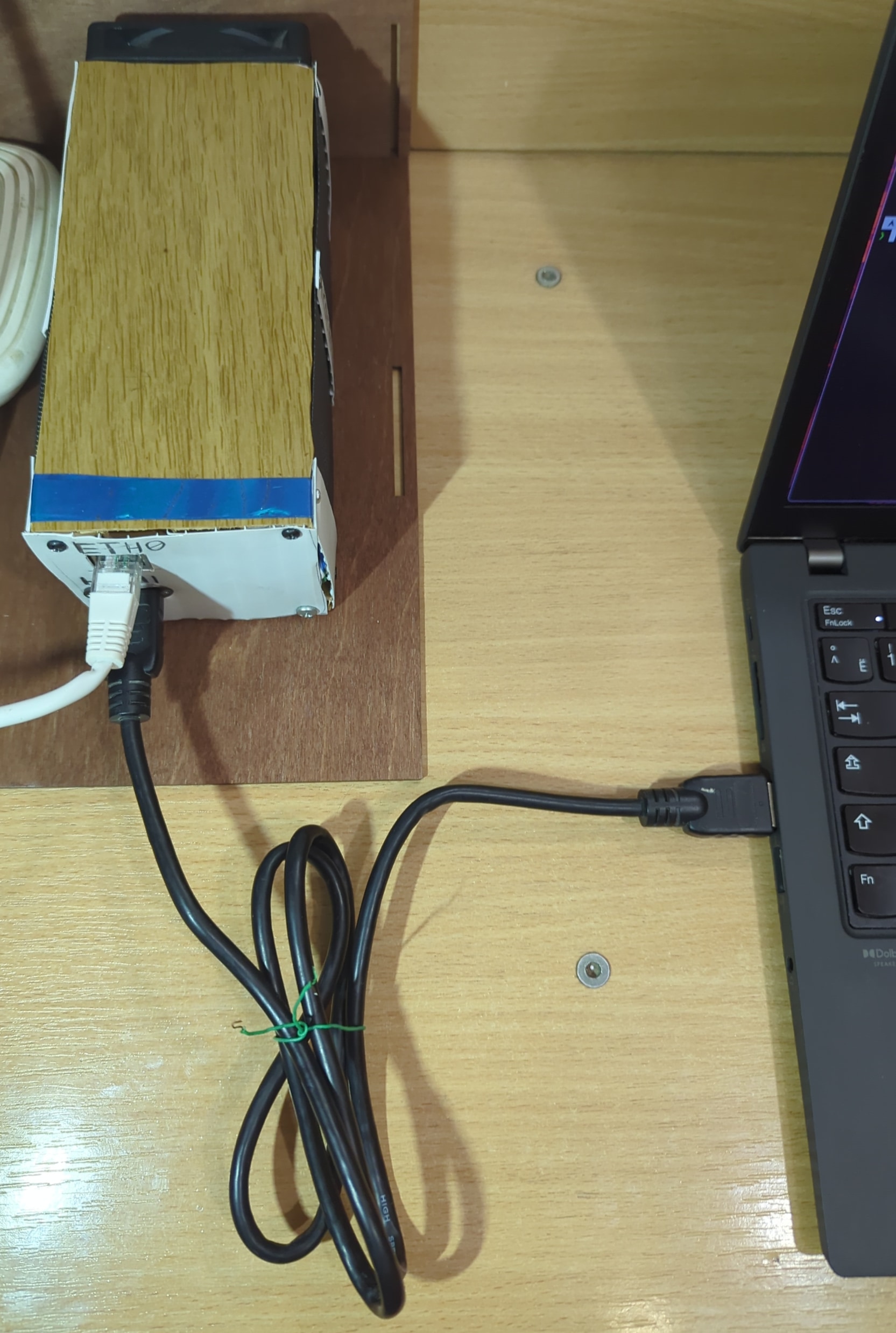 HDMI з’єданння між PiKVM ноутбуком.